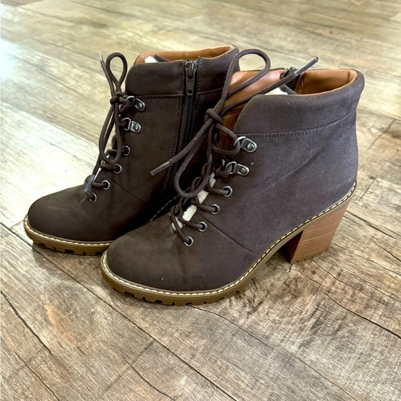 NWOT Women's Brown Suede Lace Up Ankle Booties - Picture 1 of 8